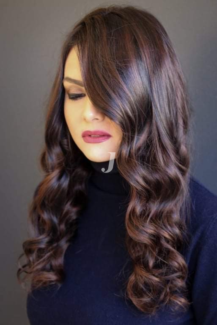 Foto di donna con capelli lunghi castano scuro marrone