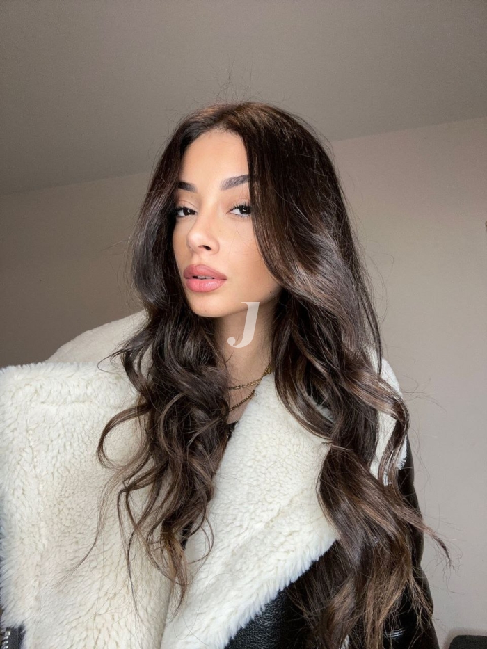 Foto di donna con capelli lunghi castano scuro marrone