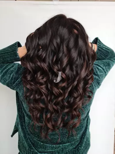 Foto di donna con capelli lunghi castano scuro marrone