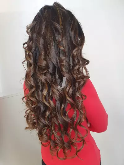 Foto di donna con capelli lunghi castano scuro marrone