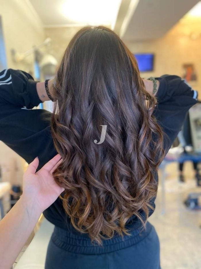 Foto di donna con capelli lunghi castano scuro marrone