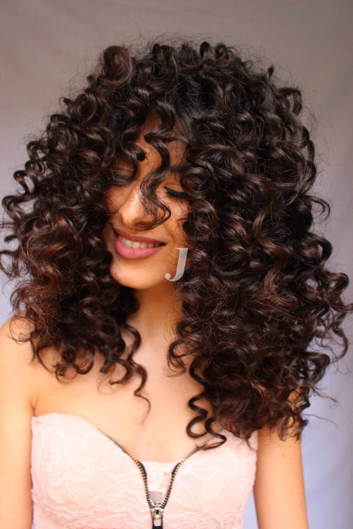 Foto di donna con capelli lunghi castano scuro marrone