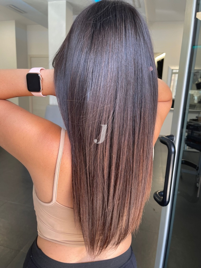 Foto di donna con capelli lunghi castano scuro marrone