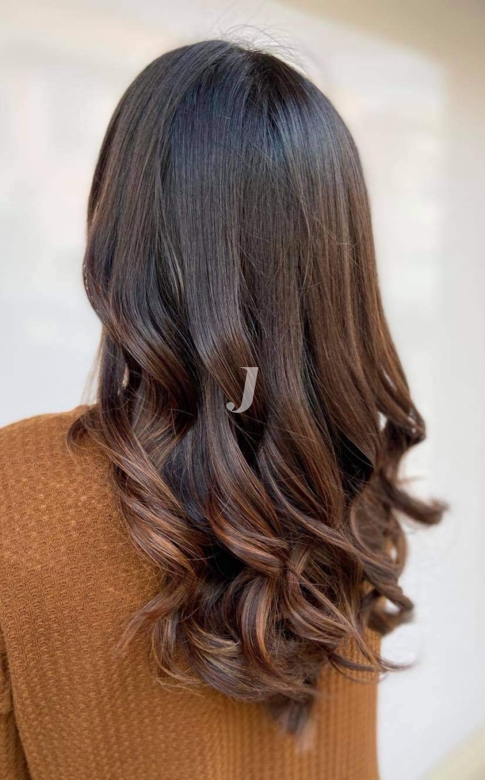 Foto di donna con capelli lunghi castano scuro marrone