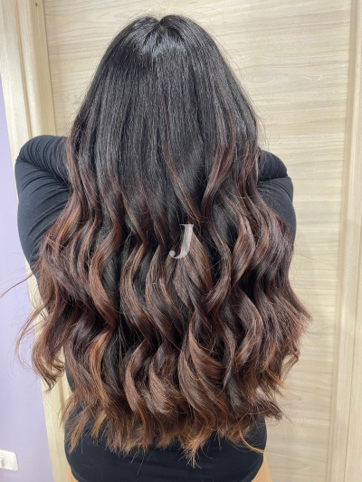 Foto di donna con capelli lunghi castano scuro marrone