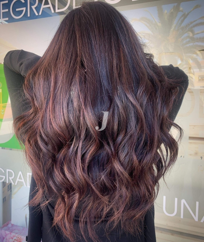 Foto di donna con capelli lunghi castano scuro marrone