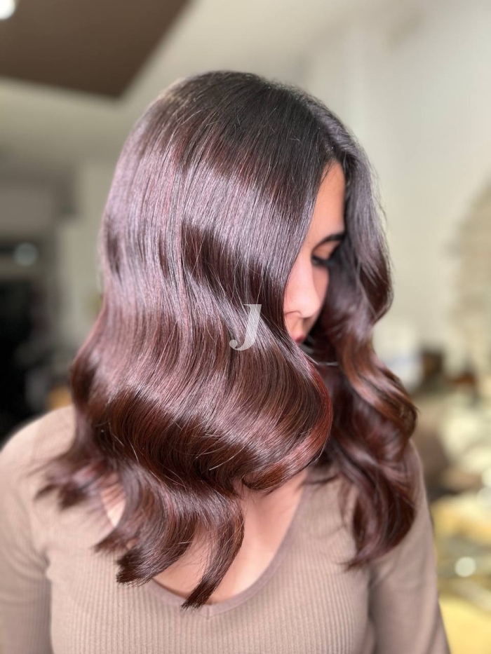 Foto di donna con capelli lunghi castano scuro mogano o violino