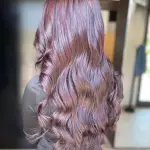 Foto di donna con capelli lunghi castano scuro mogano o violino