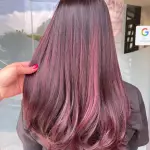 Foto di donna con capelli lunghi castano scuro mogano o violino