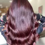 Foto di donna con capelli lunghi castano scuro mogano o violino