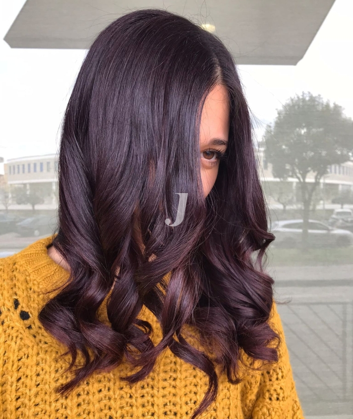 Foto di donna con capelli lunghi castano scuro mogano o violino