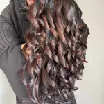 Foto di donna con capelli lunghi castano scuro mogano o violino