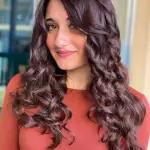 Foto di donna con capelli lunghi castano scuro mogano o violino