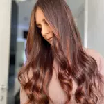 Foto di donna con capelli lunghi castano medio mogano o violino