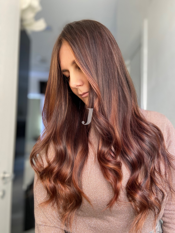 Foto di donna con capelli lunghi castano medio mogano o violino