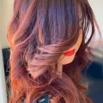 Foto di donna con capelli lunghi castano medio mogano o violino