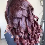 Foto di donna con capelli lunghi castano medio mogano o violino