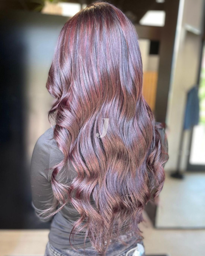 Foto di donna con capelli lunghi castano medio mogano o violino