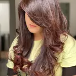 Foto di donna con capelli lunghi castano medio mogano o violino