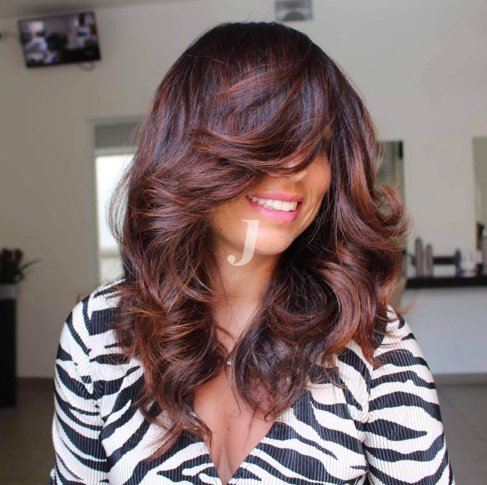 Foto di donna con capelli lunghi castano medio mogano o violino