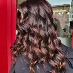 Foto di donna con capelli lunghi castano medio mogano o violino