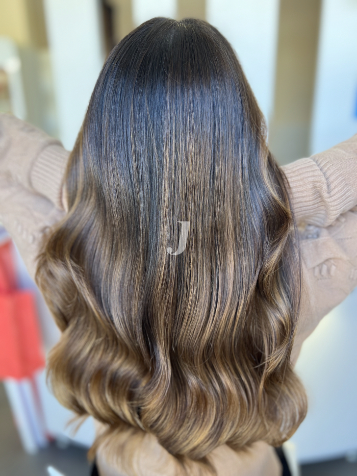 Foto di donna con capelli lunghi castano medio sabbia