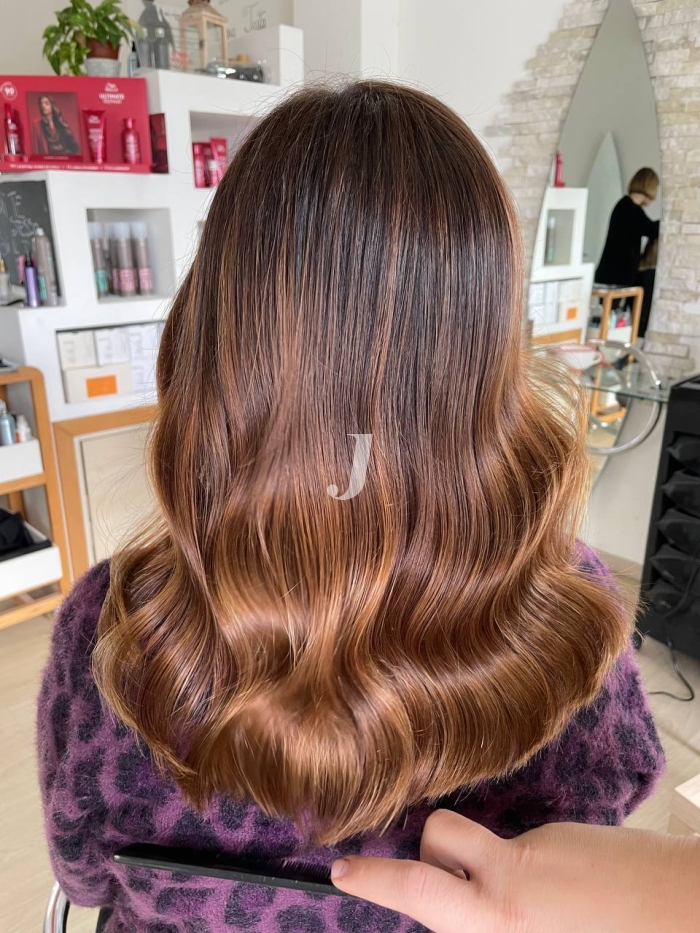 Foto di donna con capelli lunghi castano medio sabbia