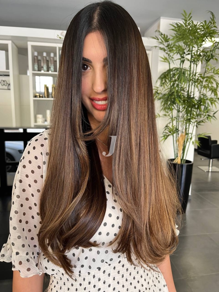 Foto di donna con capelli lunghi castano medio sabbia