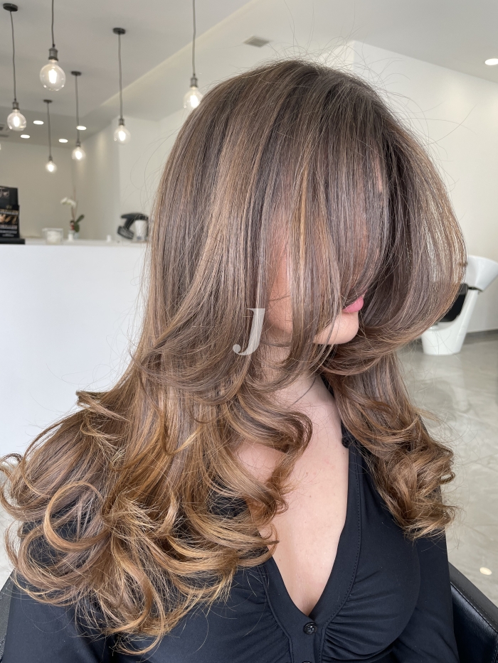 Foto di donna con capelli lunghi castano medio sabbia