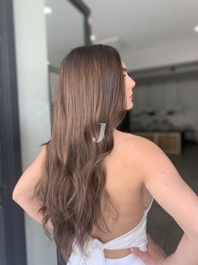 Foto di donna con capelli lunghi castano medio sabbia