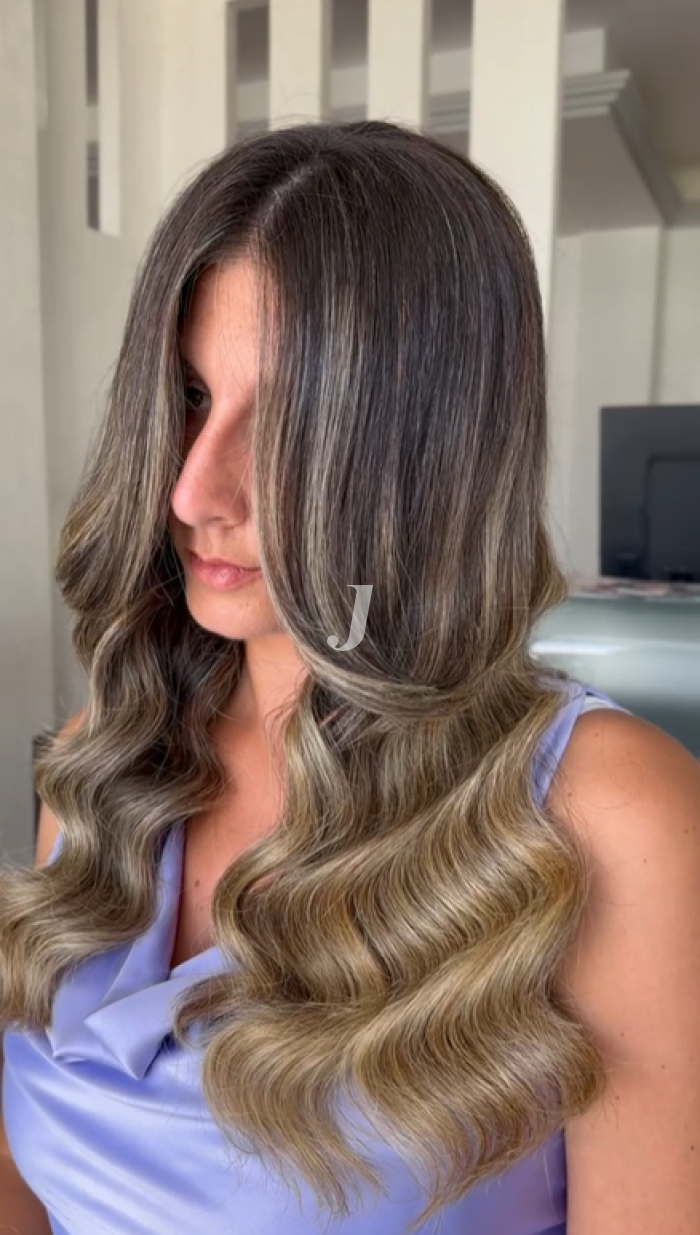 Foto di donna con capelli lunghi castano medio sabbia