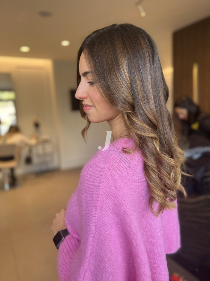 Foto di donna con capelli lunghi castano medio sabbia