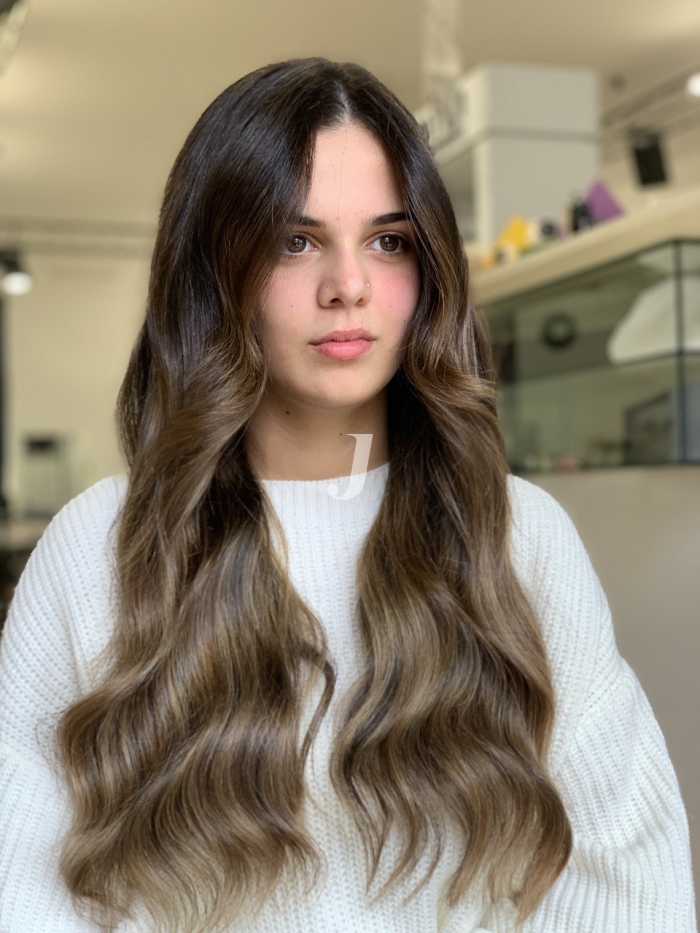 Foto di donna con capelli lunghi castano medio sabbia
