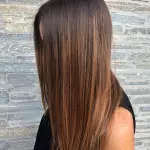 Foto di donna con capelli lunghi castano medio sabbia