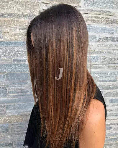 Foto di donna con capelli lunghi castano medio sabbia