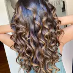 Foto di donna con capelli lunghi castano medio sabbia