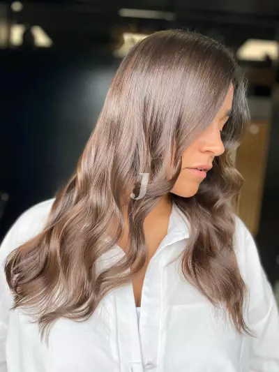 Foto di donna con capelli lunghi castano medio sabbia