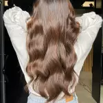 Foto di donna con capelli lunghi castano medio sabbia