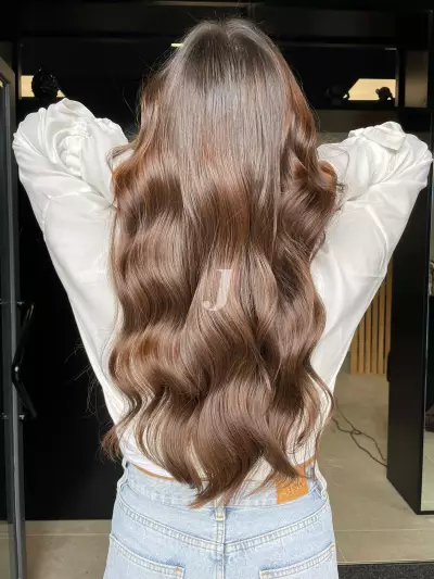 Foto di donna con capelli lunghi castano medio sabbia