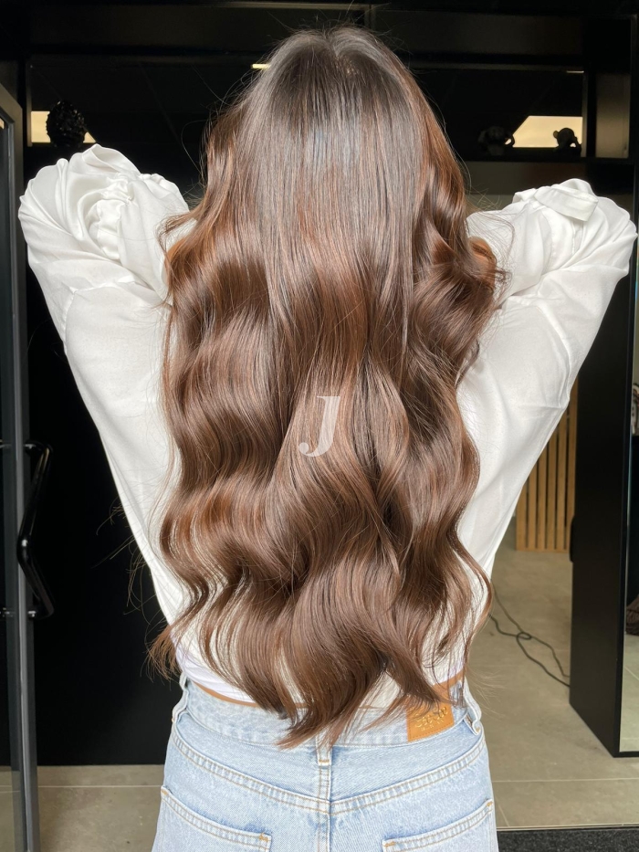 Foto di donna con capelli lunghi castano medio sabbia