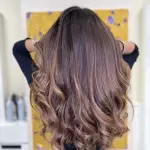 Foto di donna con capelli lunghi castano medio sabbia