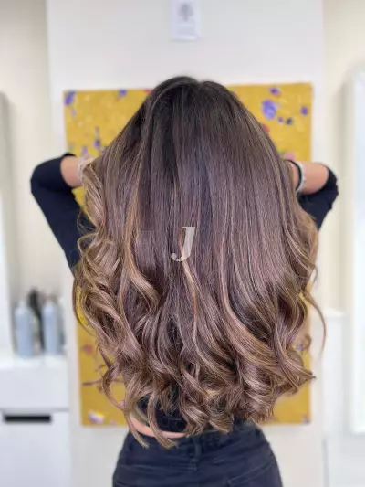 Foto di donna con capelli lunghi castano medio sabbia