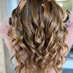 Foto di donna con capelli lunghi castano medio sabbia