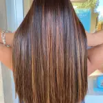 Foto di donna con capelli lunghi castano medio sabbia