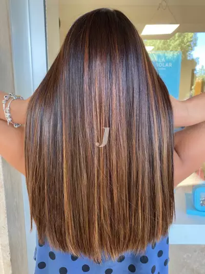 Foto di donna con capelli lunghi castano medio sabbia