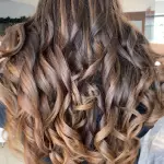 Foto di donna con capelli lunghi castano medio sabbia