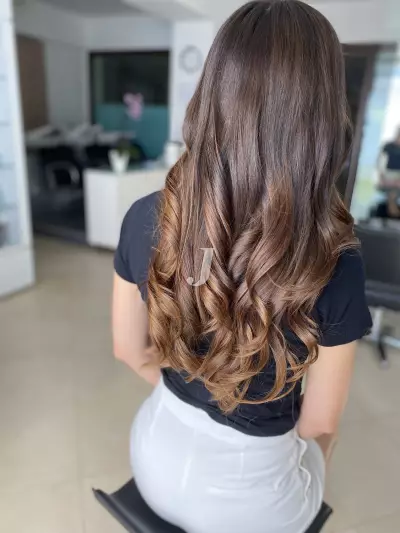 Foto di donna con capelli lunghi castano medio sabbia