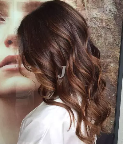 Foto di donna con capelli lunghi castano medio sabbia