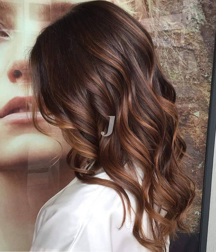 Foto di donna con capelli lunghi castano medio sabbia