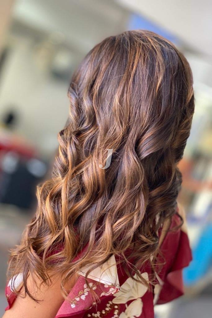 Foto di donna con capelli lunghi castano medio sabbia